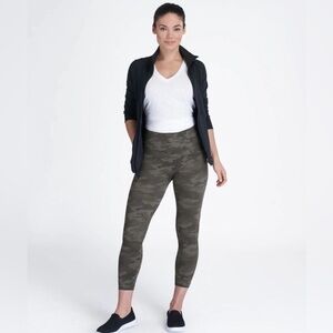 Spanx Look At Me Now Seamless Cropped Green Camo Leggings Size Large